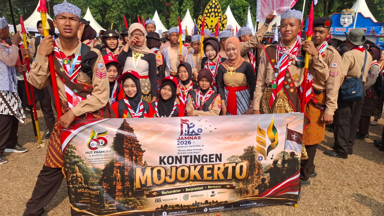 Kontingen Mojokerto Tampil dengan Busana Adat Majapahit dalam Pawai Budaya Jamnas XII