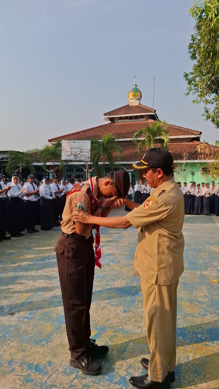 Mighrob Fakhri Ananda Peserta Jamnas XII Kwarcab Mojokerto Dilepas Resmi Kepala Sekolah SMPN 1 Mojosari